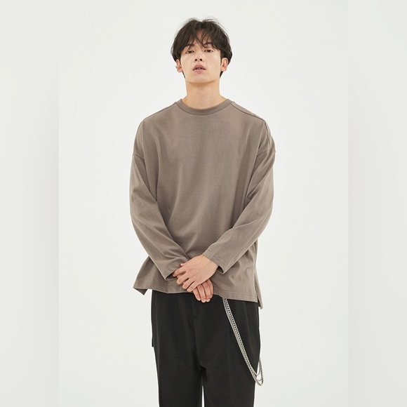Basic Sweatshirt Unisex by Korean brand Romantic Pirates - Picture 11 of 13